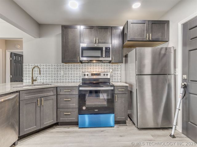 3911 E Admiral Court, Tulsa, OK 74115