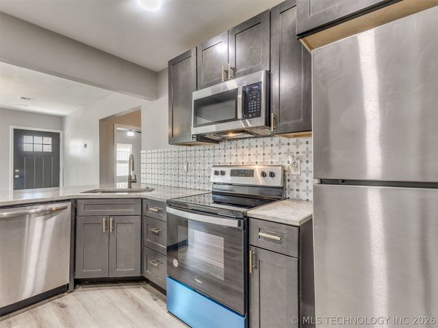 3911 E Admiral Court, Tulsa, OK 74115