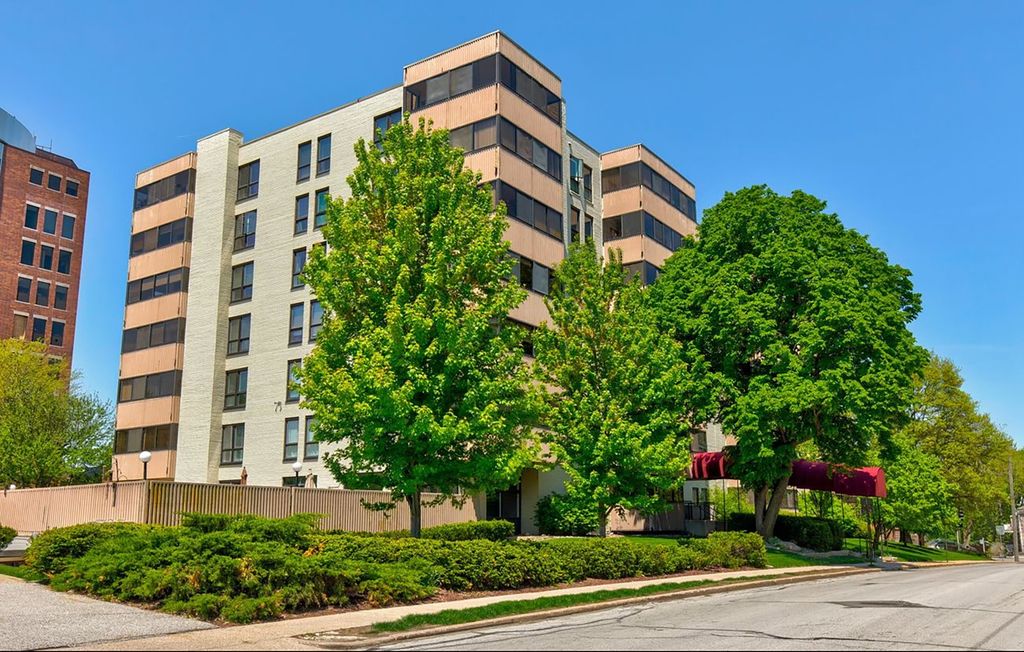 3100 Grand Avenue 2E, Des Moines, IA 50312