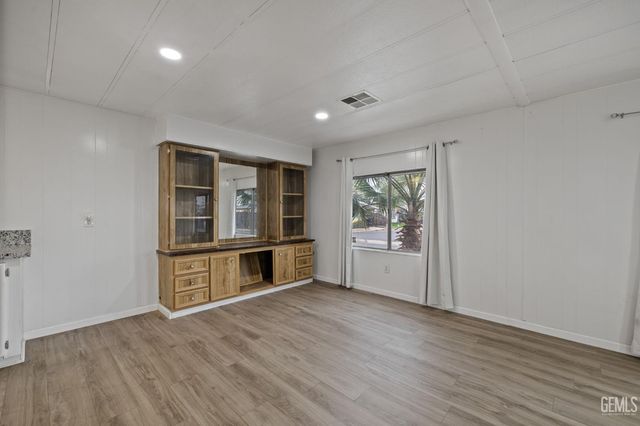 3535 Stine Road 124, Bakersfield, CA 93309