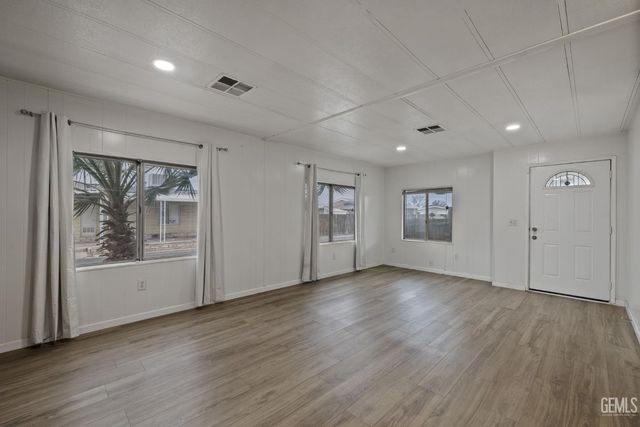 3535 Stine Road 124, Bakersfield, CA 93309