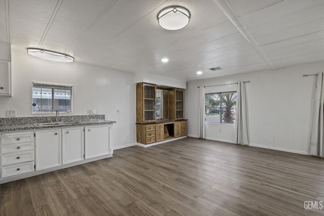 3535 Stine Road 124, Bakersfield, CA 93309