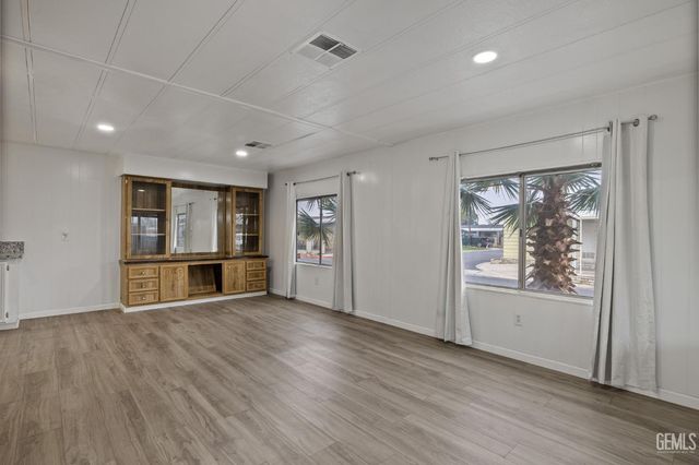 3535 Stine Road 124, Bakersfield, CA 93309