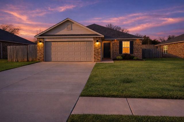 1921 W Hunters Springs Way, Mustang, OK 73064