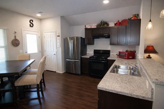 1921 W Hunters Springs Way, Mustang, OK 73064