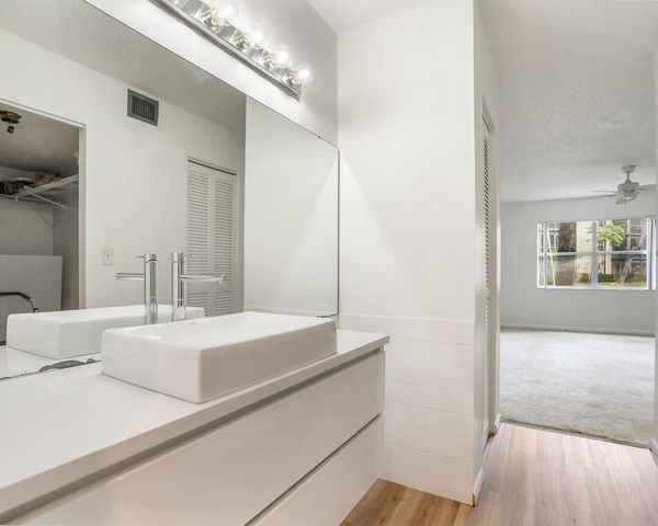 6201 N Falls Cir Drive 109, Lauderhill, FL 33319