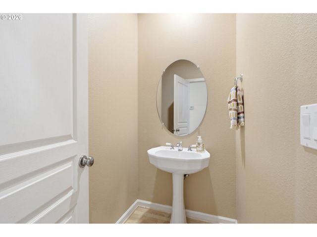 15946 Se Henderson Way, Portland, OR 97236