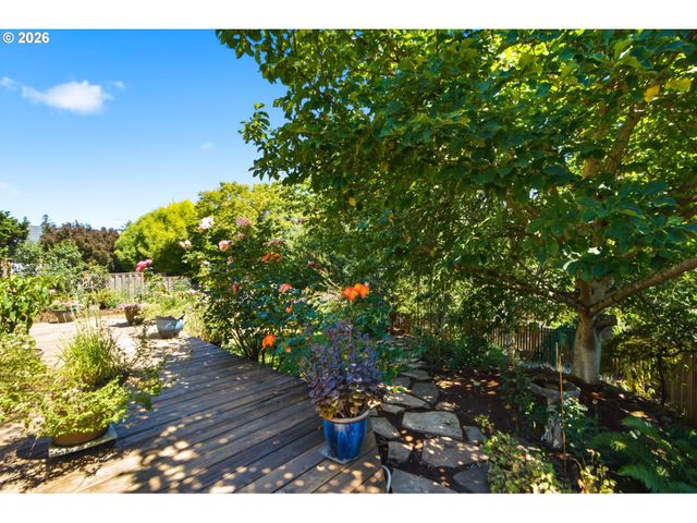 15946 Se Henderson Way, Portland, OR 97236