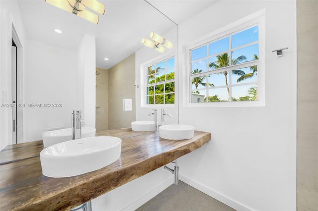 939 W 47th Ct, Miami Beach, FL 33140