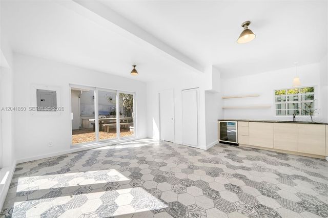 939 W 47th Ct, Miami Beach, FL 33140