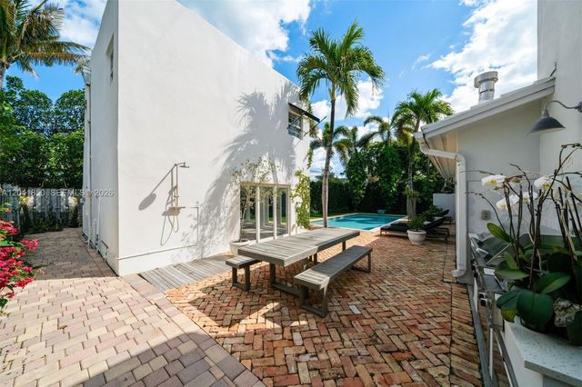 939 W 47th Ct, Miami Beach, FL 33140