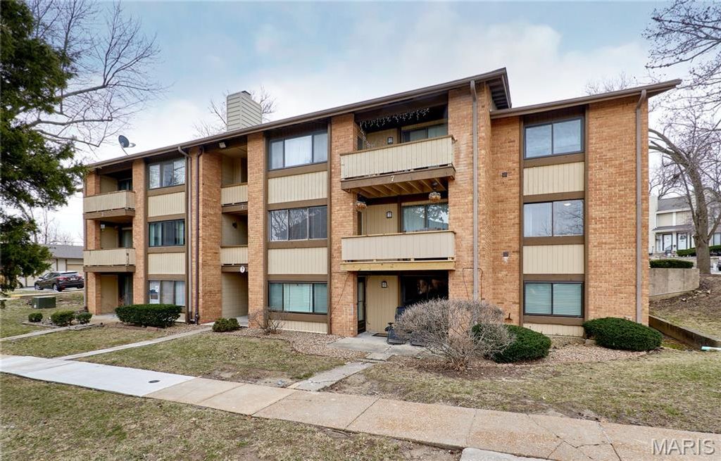 7 Fairways Circle E, St Charles, MO 63303