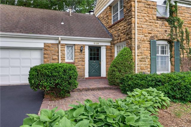 829 W 54th Terrace, Kansas City, MO 64112