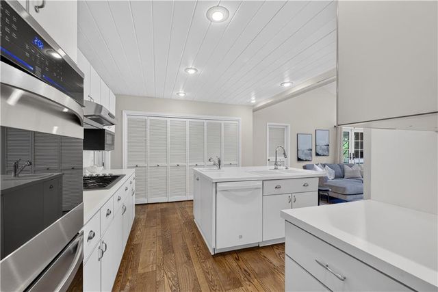 829 W 54th Terrace, Kansas City, MO 64112