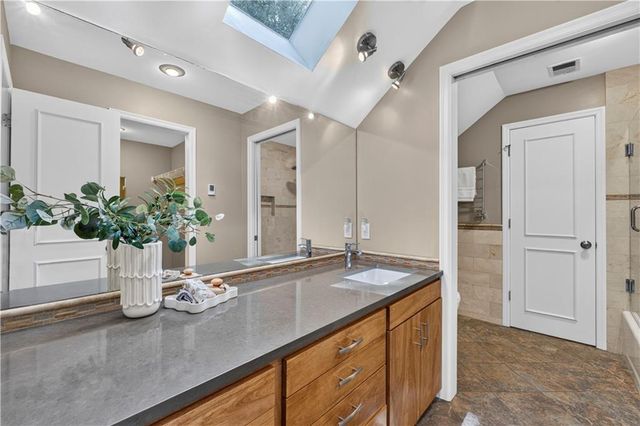 829 W 54th Terrace, Kansas City, MO 64112