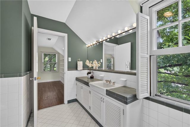 829 W 54th Terrace, Kansas City, MO 64112