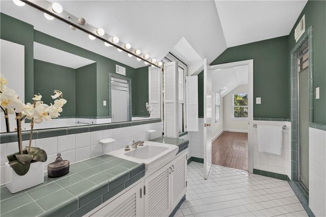 829 W 54th Terrace, Kansas City, MO 64112