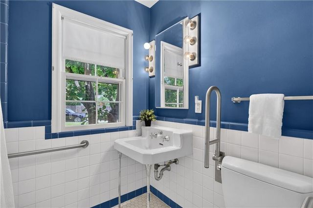829 W 54th Terrace, Kansas City, MO 64112