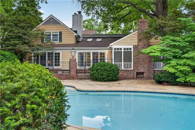 829 W 54th Terrace, Kansas City, MO 64112
