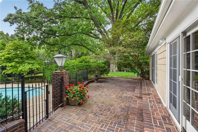 829 W 54th Terrace, Kansas City, MO 64112