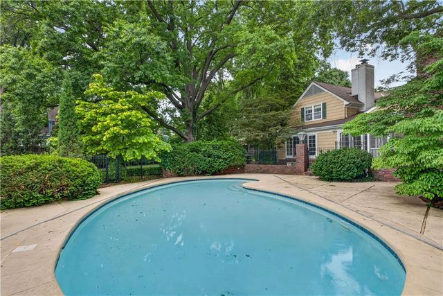 829 W 54th Terrace, Kansas City, MO 64112
