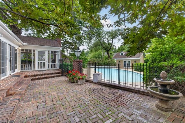829 W 54th Terrace, Kansas City, MO 64112