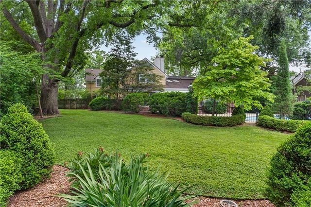 829 W 54th Terrace, Kansas City, MO 64112