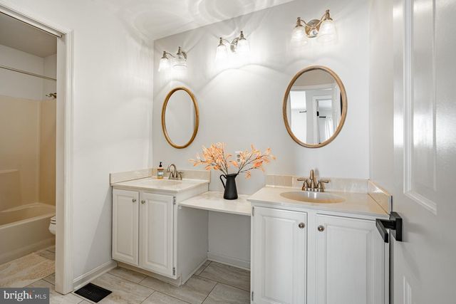 11 MEADOW WOOD LN, Landenberg, PA 19350