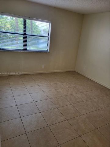 230 Lakeview Dr 207, Weston, FL 33326