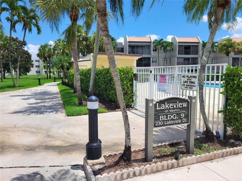 230 Lakeview Dr 207, Weston, FL 33326