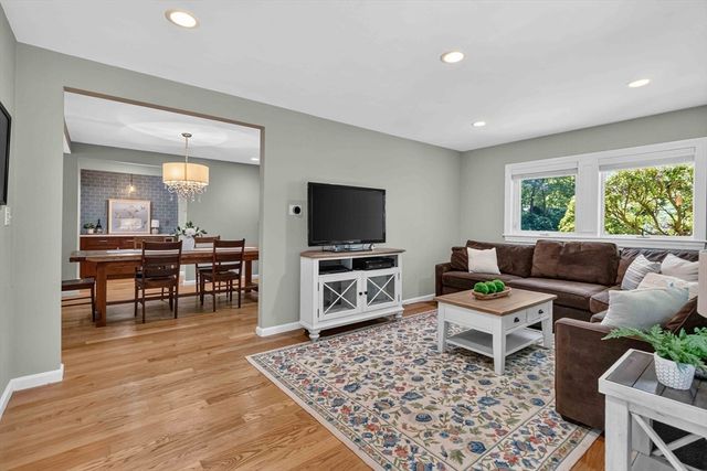 7 Mccarthy Cir, Framingham, MA 01701
