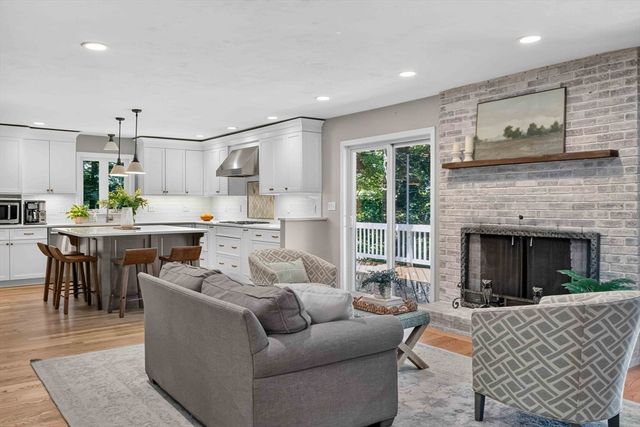 7 Mccarthy Cir, Framingham, MA 01701