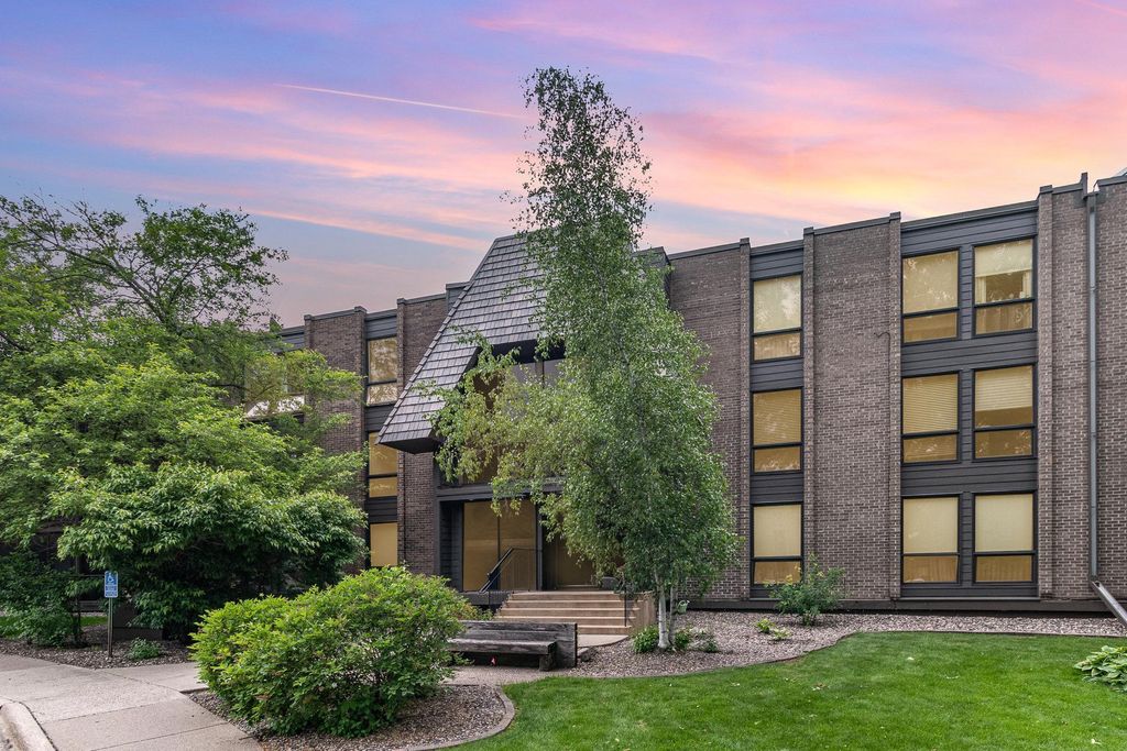 6085 Lincoln Drive 220, Edina, MN 55436