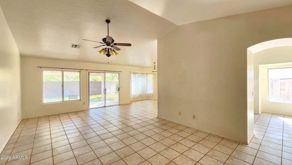 Image 3 of property listing at 6201 W DESERT COVE Avenue, Glendale, AZ 85304