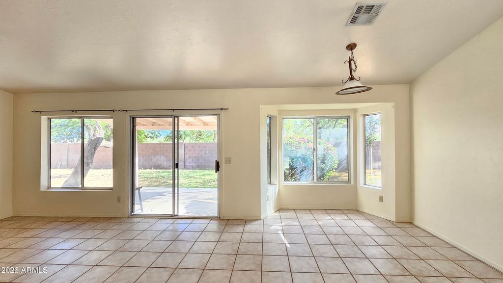 Image 8 of property listing at 6201 W DESERT COVE Avenue, Glendale, AZ 85304