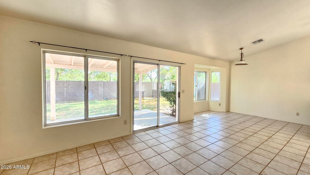 Image 9 of property listing at 6201 W DESERT COVE Avenue, Glendale, AZ 85304