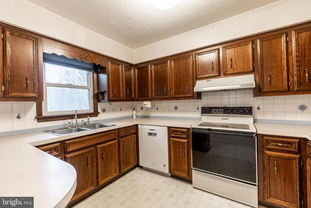 545 HANOVER ST, New Oxford, PA 17350