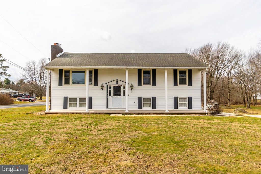 Image 1 of property listing at 545 HANOVER ST, New Oxford, PA 17350