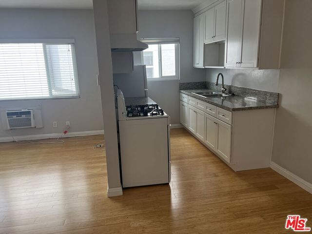 233 N PARK VIEW Street, Los Angeles, CA 90026