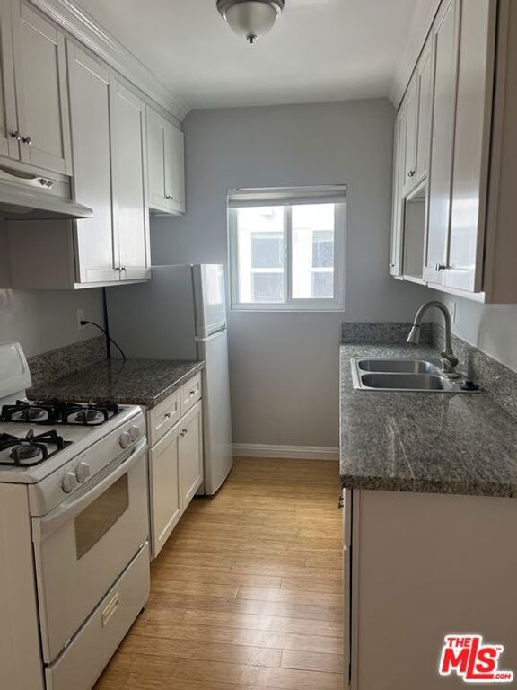 233 N PARK VIEW Street, Los Angeles, CA 90026