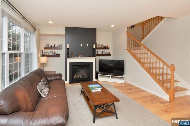 30 Masterson Court, Waldwick, NJ 07463