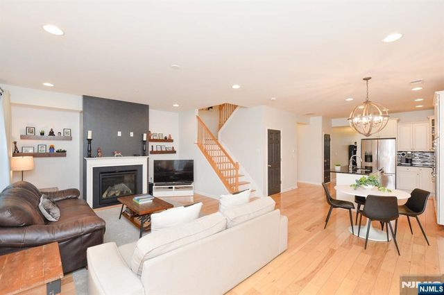 30 Masterson Court, Waldwick, NJ 07463