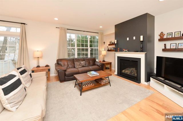 30 Masterson Court, Waldwick, NJ 07463