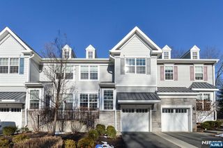 30 Masterson Court, Waldwick, NJ 07463