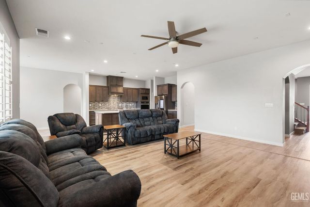 15811 Waterford Street, Bakersfield, CA 93314