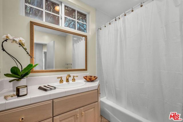 125 S Saltair Avenue, Los Angeles, CA 90049