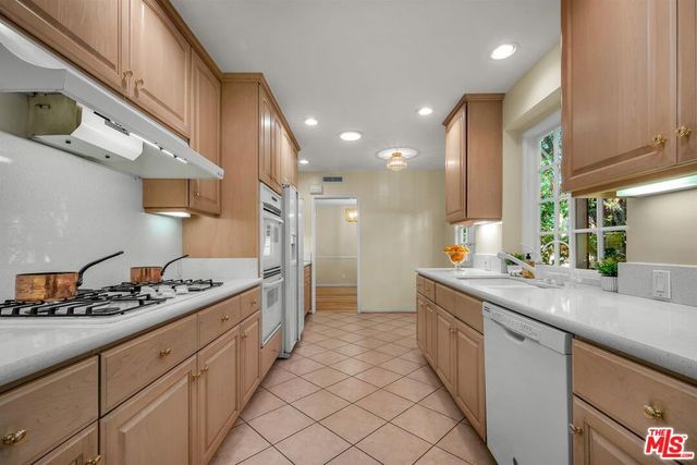 125 S Saltair Avenue, Los Angeles, CA 90049