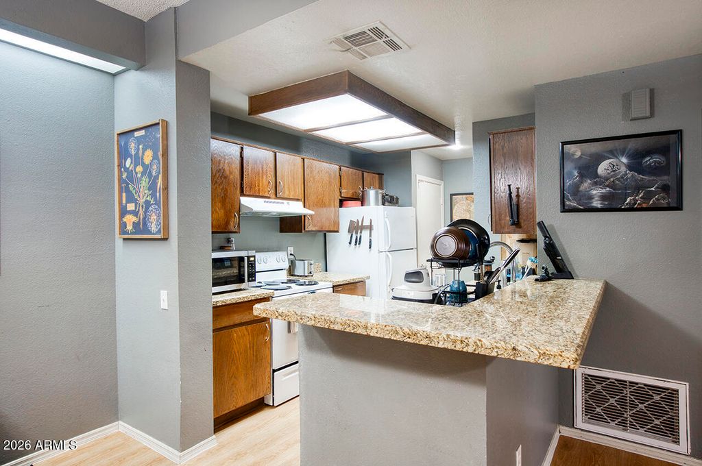 Image 8 of property listing at 2035 S ELM Street 138, Tempe, AZ 85282