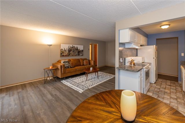 521 Tollis Pky 288, Broadview Heights, OH 44147