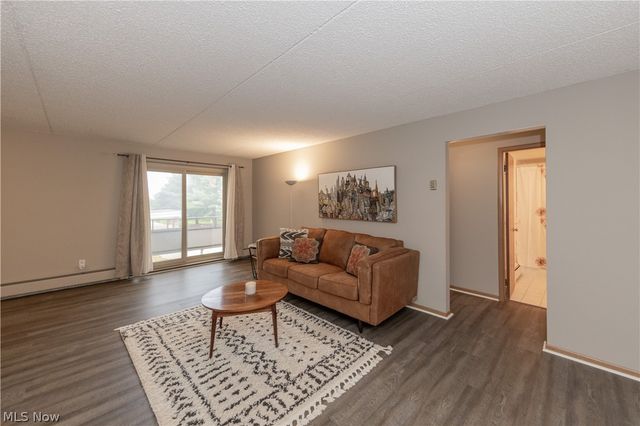 521 Tollis Pky 288, Broadview Heights, OH 44147